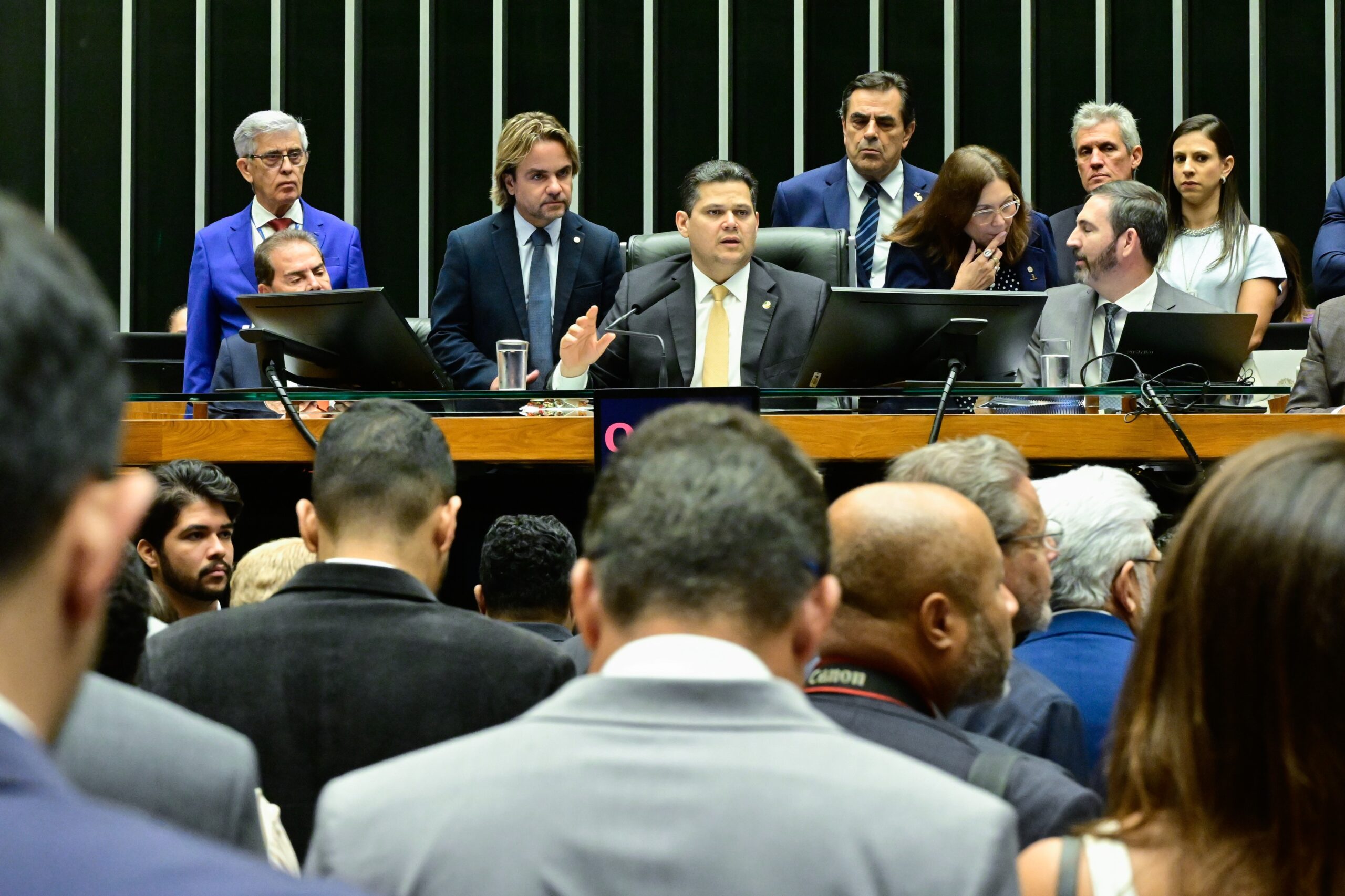 Assessor é exonerado após invadir programa ao vivo e pedir reeleição de Lula - exoneração de assessor após invasão ao vivo