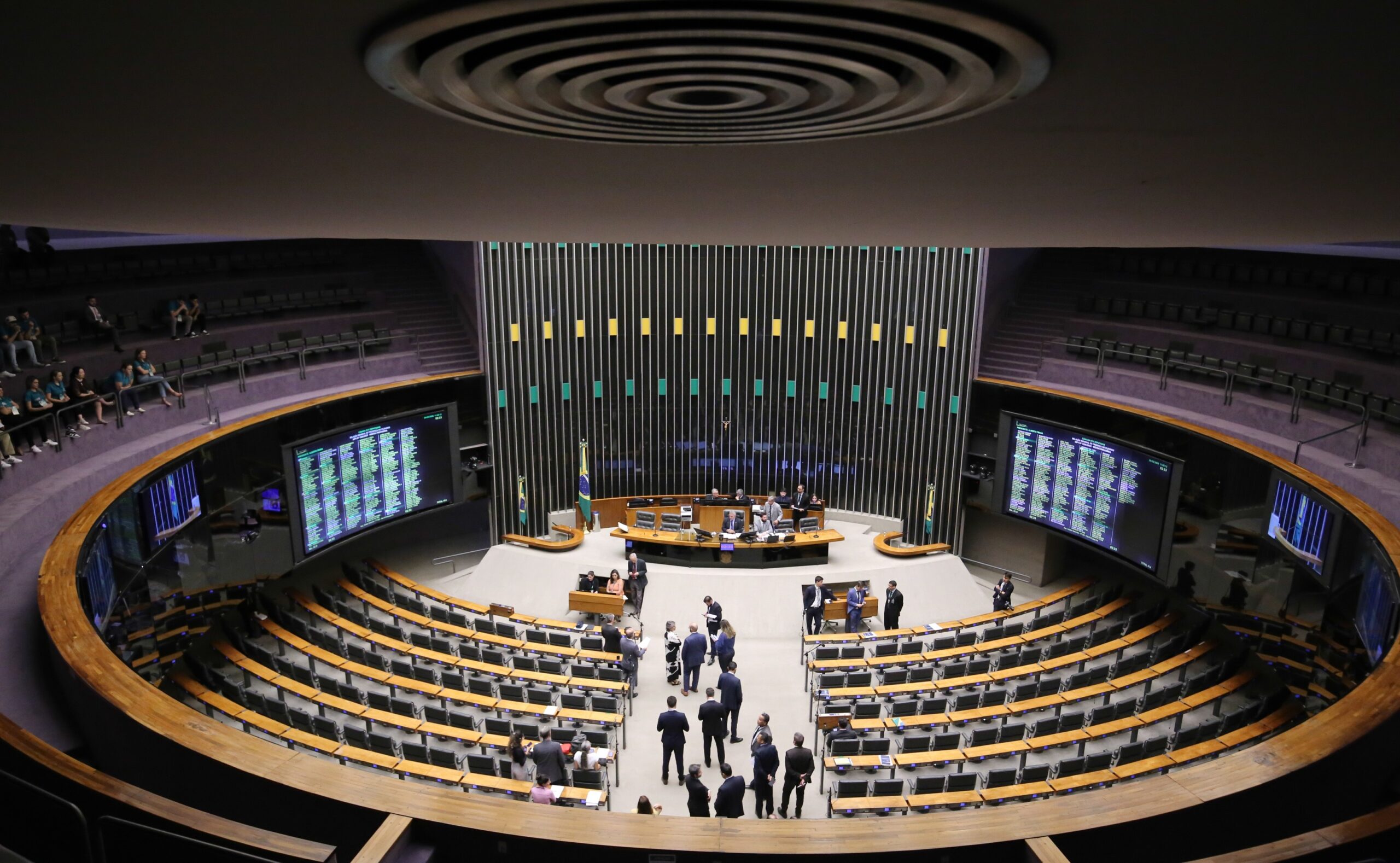 Câmara aprova projeto com benefícios para partidos políticos em votação simbólica