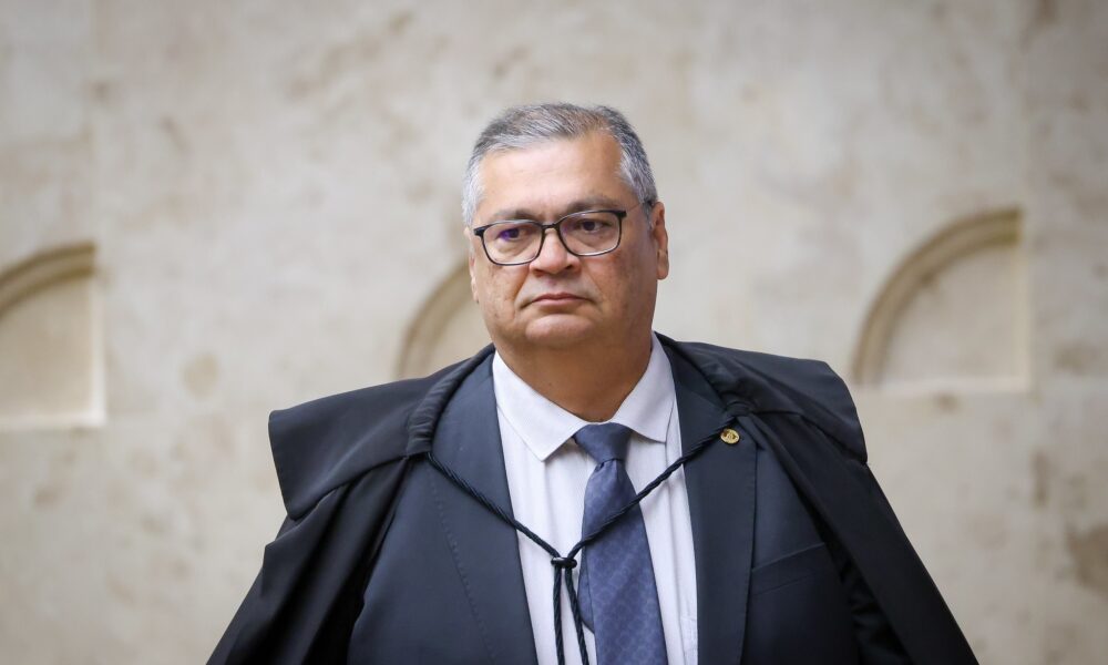 Flávio Dino cancela participação no Fórum de Lisboa após fratura no pé em acidente doméstico - Flávio Dino acidente doméstico