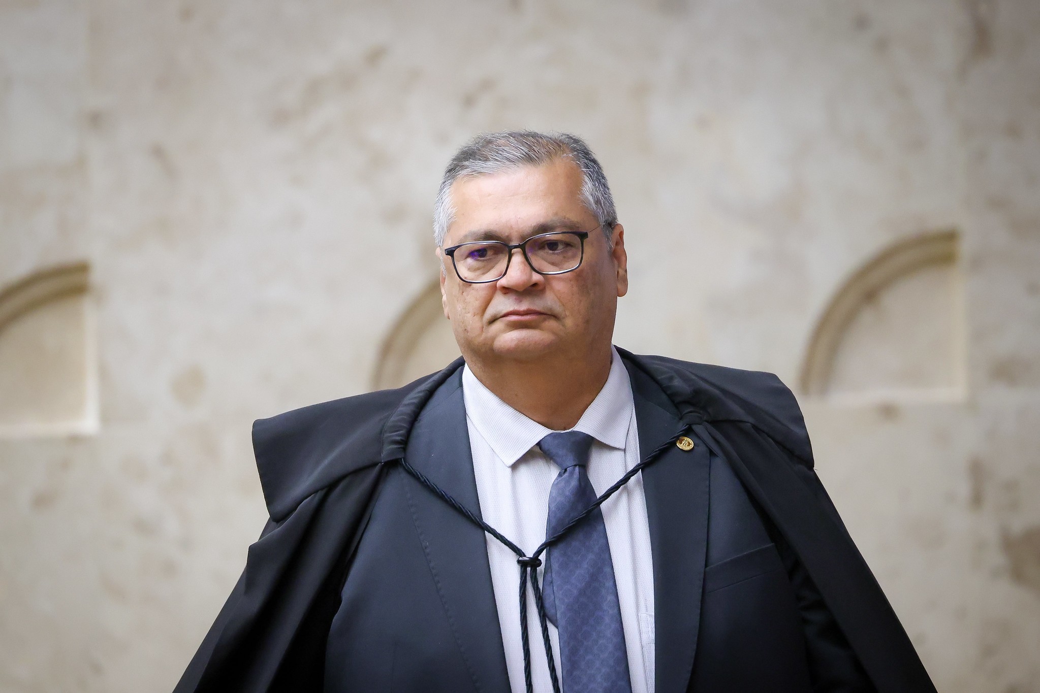 Flávio Dino cancela participação no Fórum de Lisboa após fratura no pé em acidente doméstico - Flávio Dino acidente doméstico