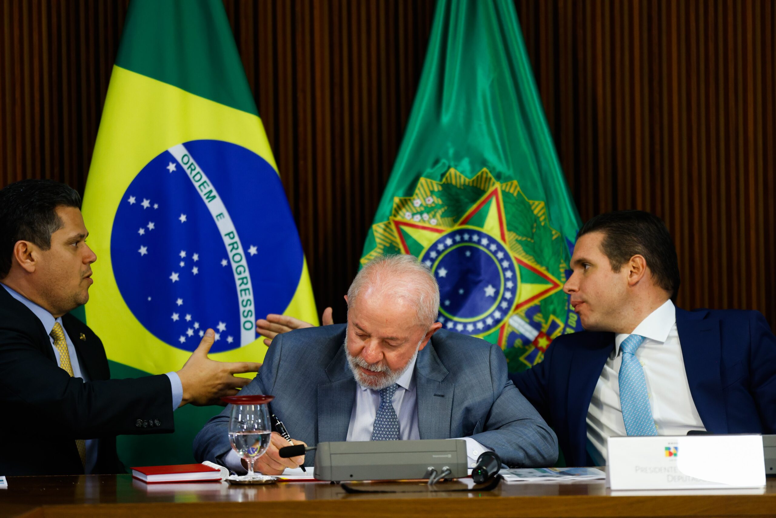 Governo revoga taxa das blusinhas e transfere decisão ao Congresso antes das eleições