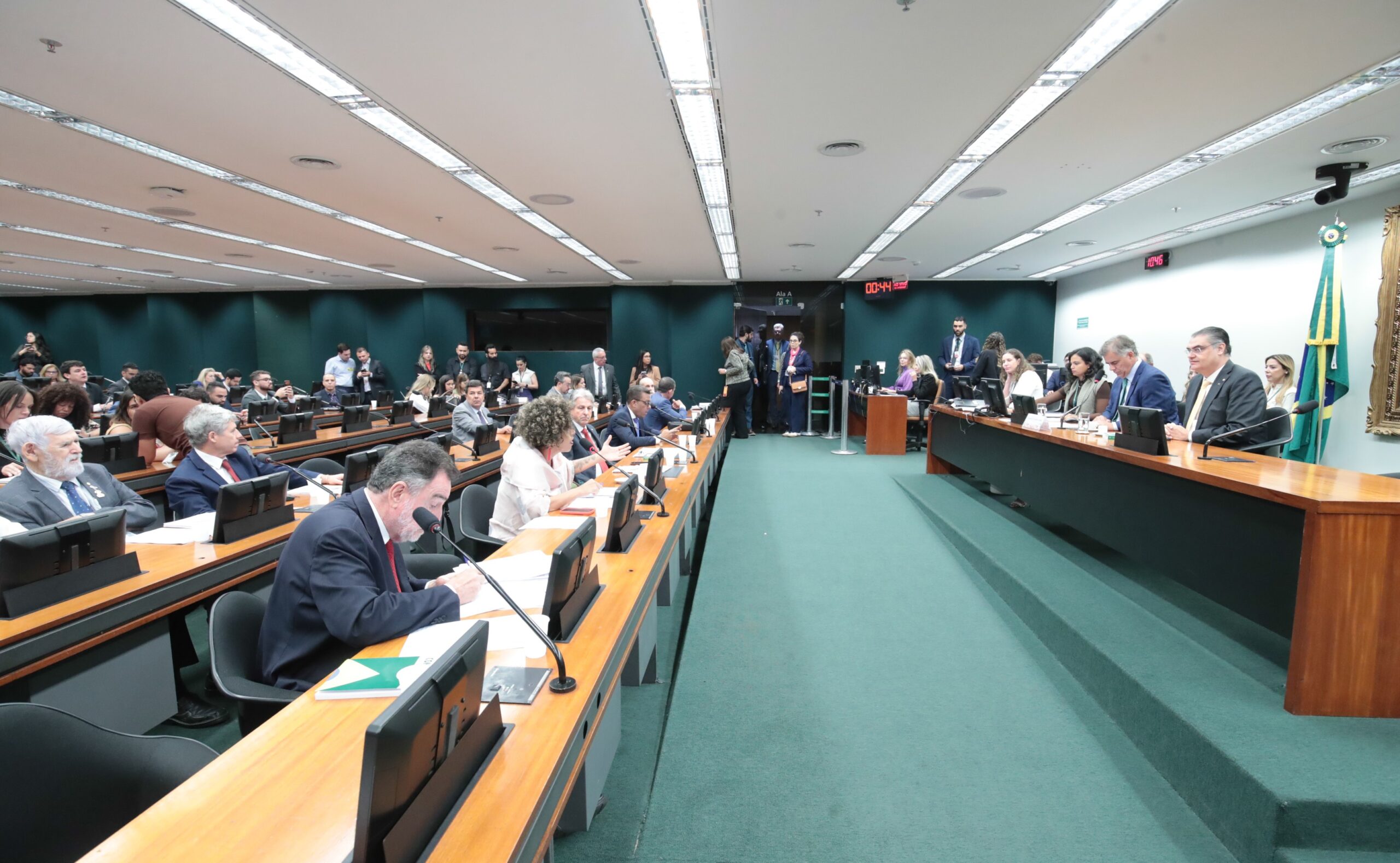 CCJ da Câmara aprova PEC que reduz maioridade penal para 16 anos e avança no Congresso - redução da maioridade penal