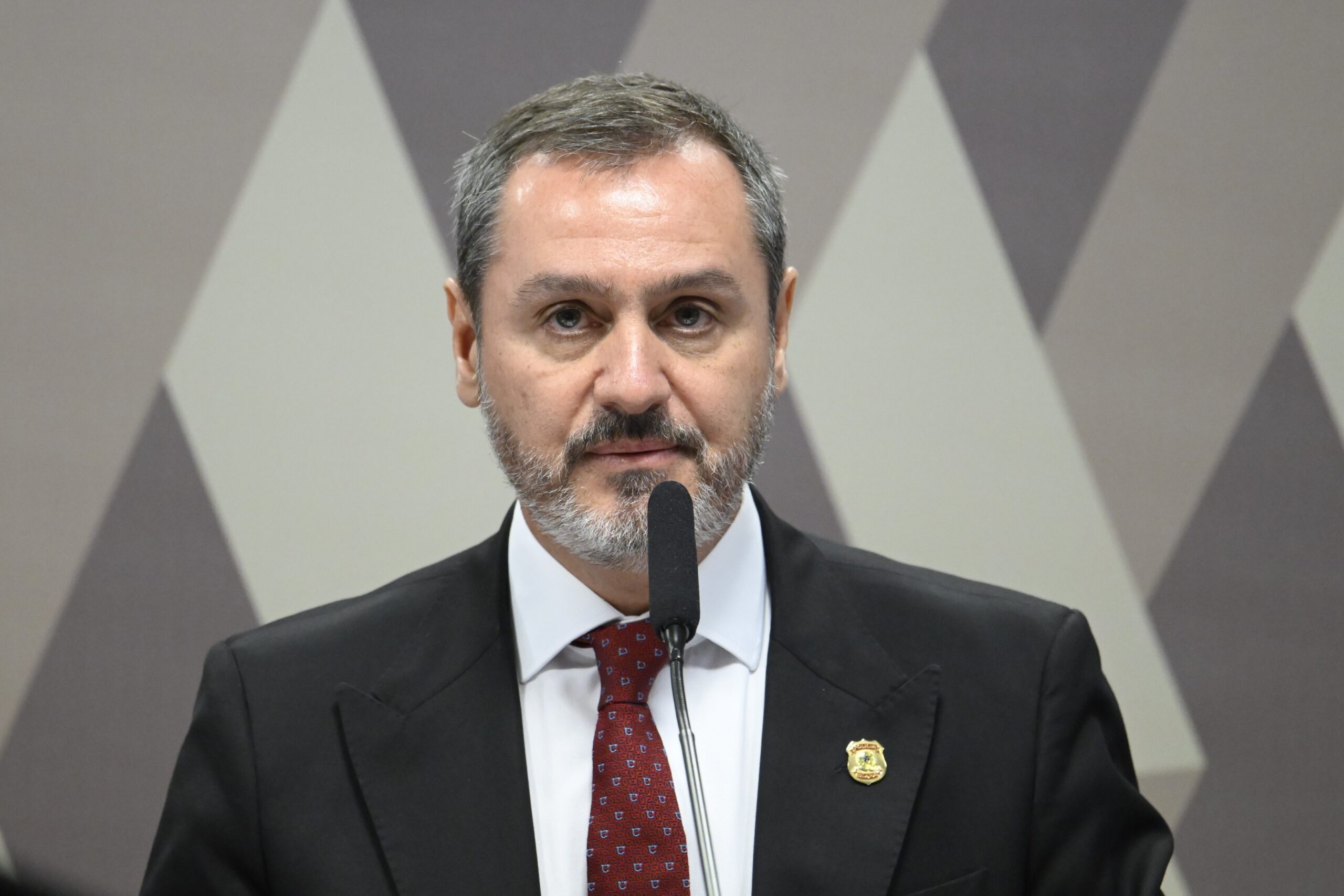 Diretor da PF critica classificação de facções como terroristas e defende cooperação contra crime organizado