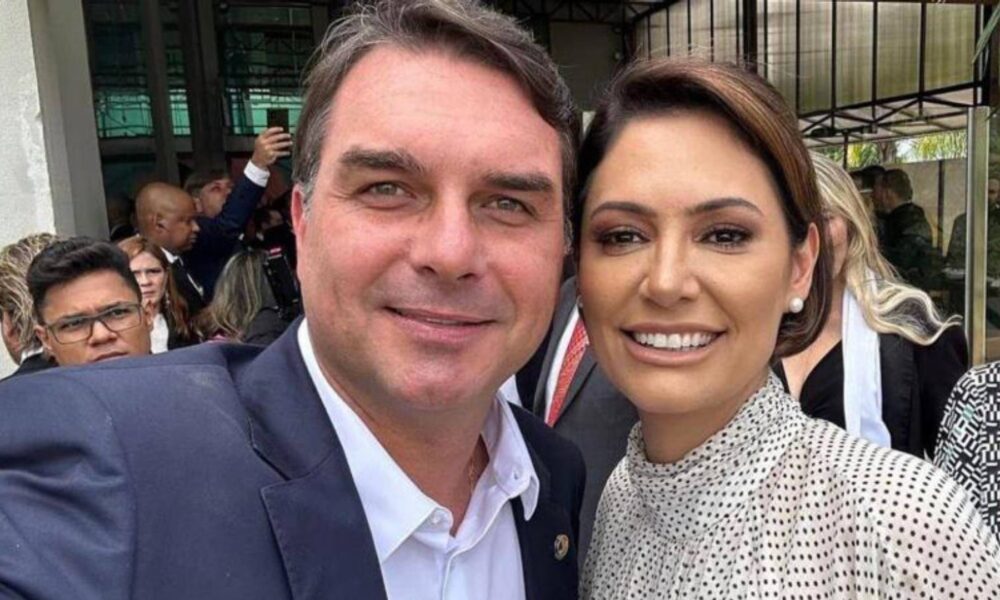 Flávio Bolsonaro pede desculpas a Michelle após desentendimento e convida para reunião do PL Mulher