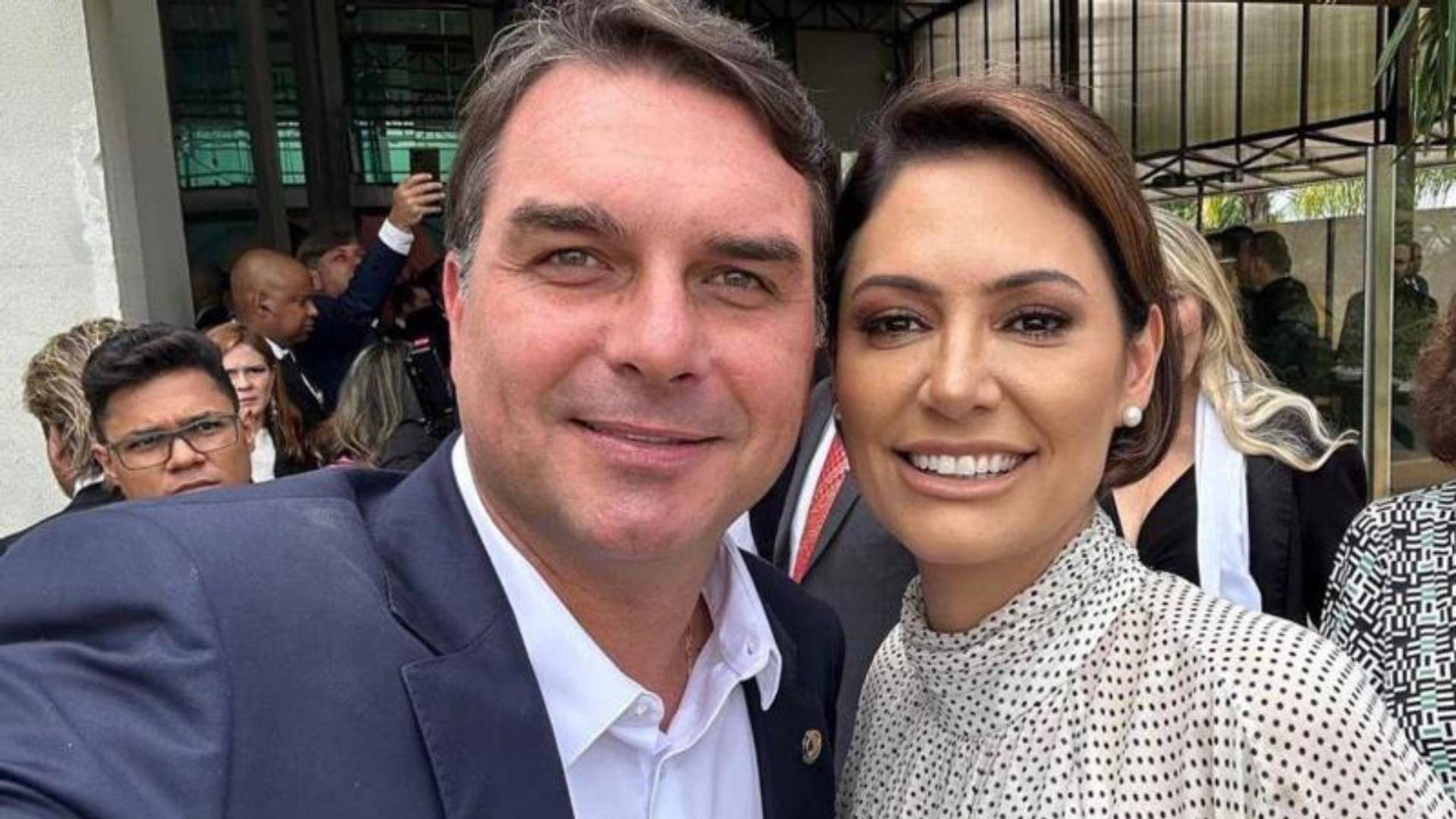 Flávio Bolsonaro pede desculpas a Michelle após desentendimento e convida para reunião do PL Mulher