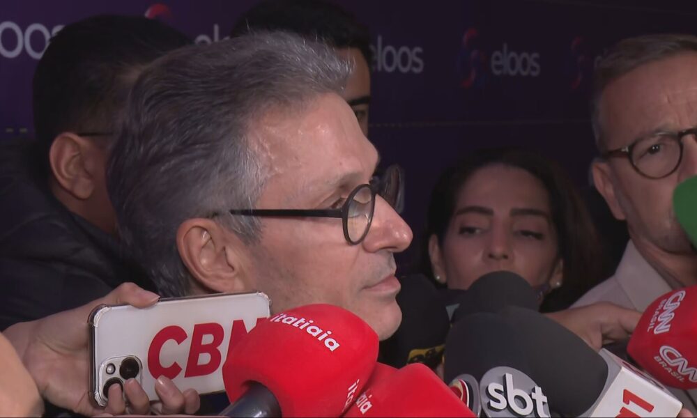 Romeu Zema mantém críticas a Flávio Bolsonaro após caso Banco Master e reforça posicionamento firme - Romeu Zema críticas Flávio Bolsonaro