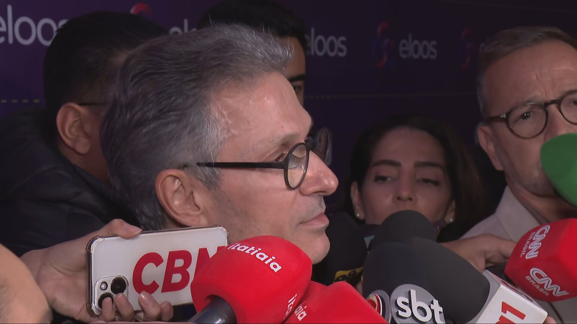 Romeu Zema mantém críticas a Flávio Bolsonaro após caso Banco Master e reforça posicionamento firme - Romeu Zema críticas Flávio Bolsonaro