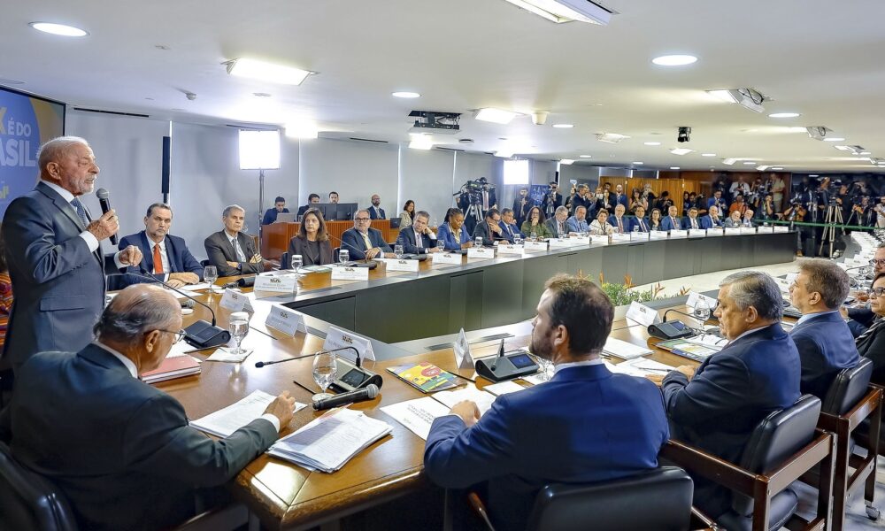 Tarifas dos EUA sobre produtos brasileiros podem atingir 37,5% com sobretaxa adicional, alerta governo