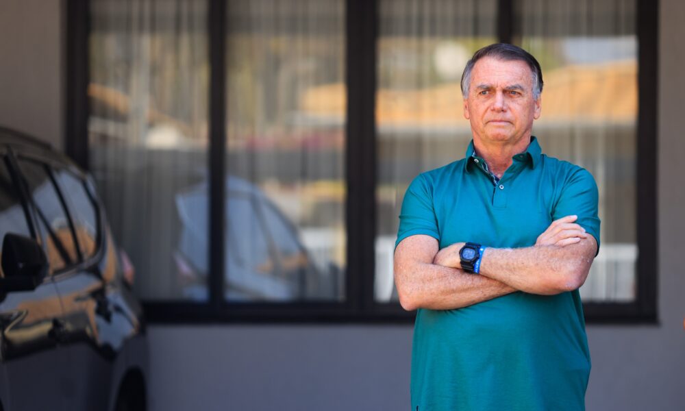 Alexandre de Moraes mantém prisão domiciliar de Bolsonaro e determina entrega de armas em 48 horas