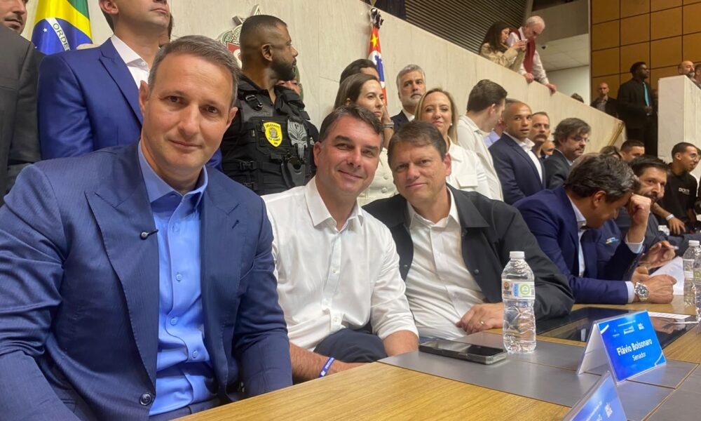 Flávio Bolsonaro busca apoio da federação União Brasil e Progressistas para eleição de 2026