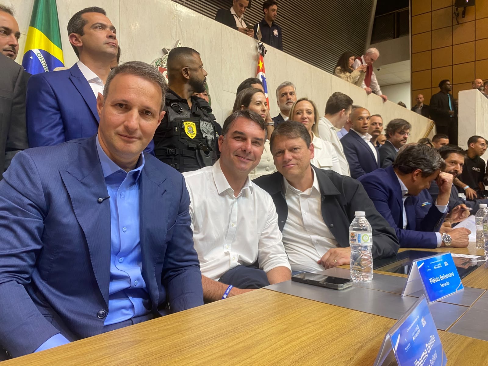 Flávio Bolsonaro busca apoio da federação União Brasil e Progressistas para eleição de 2026