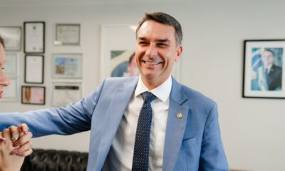 Flávio Bolsonaro confirma candidatura à Presidência e busca ampliar base política para 2026 - Flávio Bolsonaro candidato à Presidência