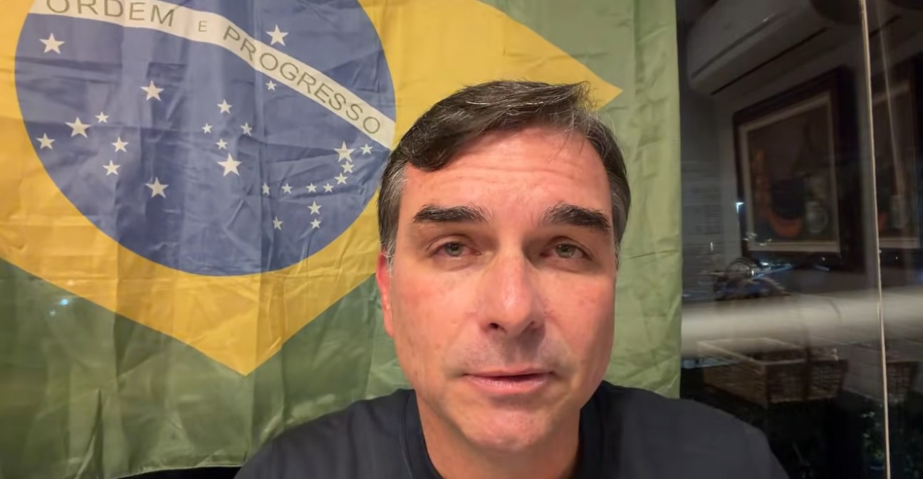 Flávio Bolsonaro critica decisão de Moraes que suspende visitas a Jair Bolsonaro até outubro - decisão de Moraes visitas Jair Bolsonaro