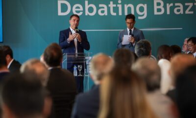 Flávio Bolsonaro questiona urnas eletrônicas em encontro com diplomatas, apesar de desmentidos do TSE