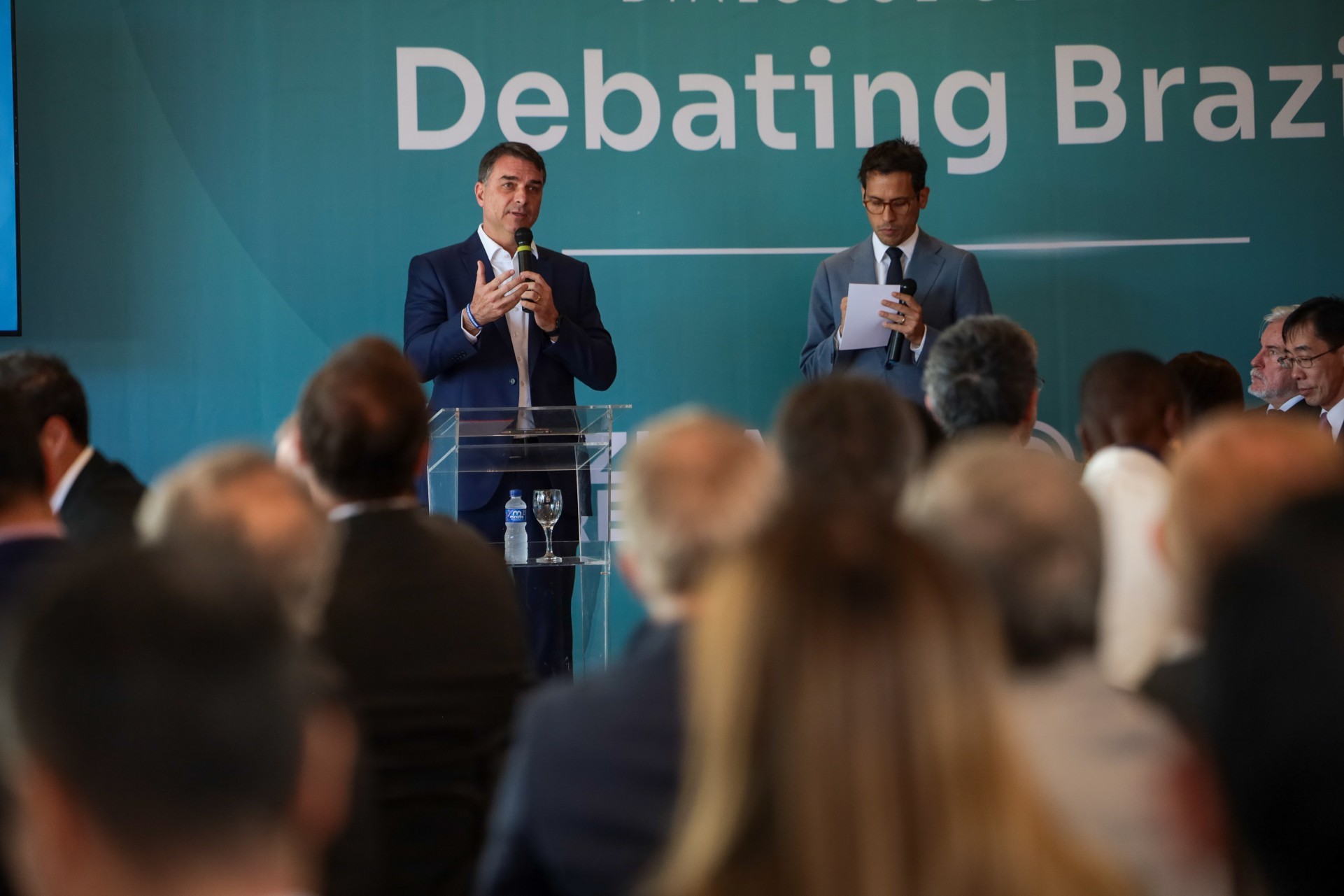 Flávio Bolsonaro questiona urnas eletrônicas em encontro com diplomatas, apesar de desmentidos do TSE