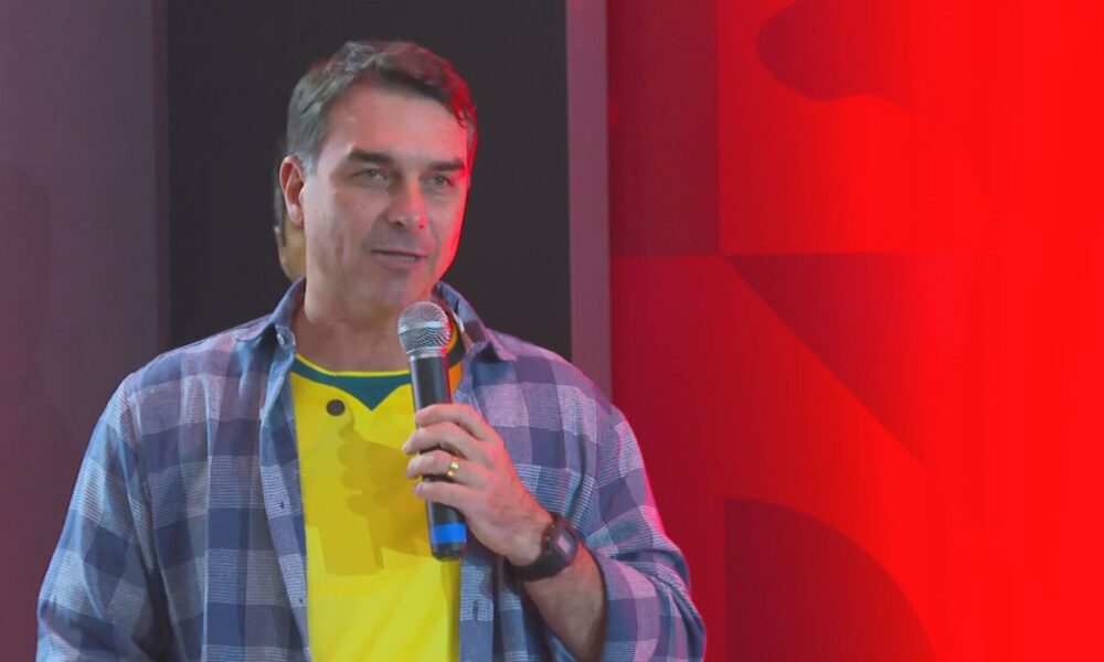 Flávio Bolsonaro rebate Lula e nega apoio a tarifaço dos EUA contra produtos brasileiros