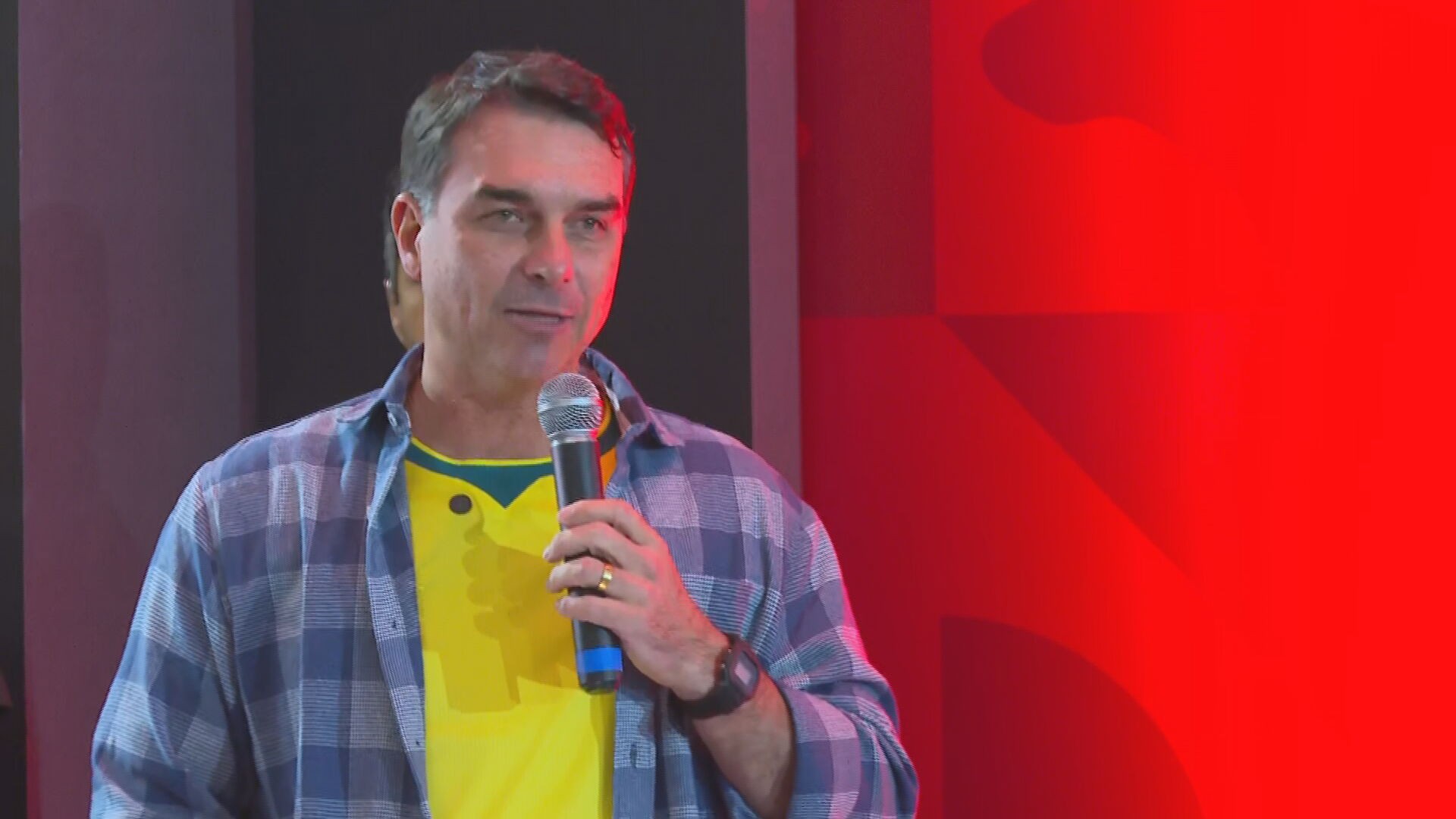 Flávio Bolsonaro rebate Lula e nega apoio a tarifaço dos EUA contra produtos brasileiros