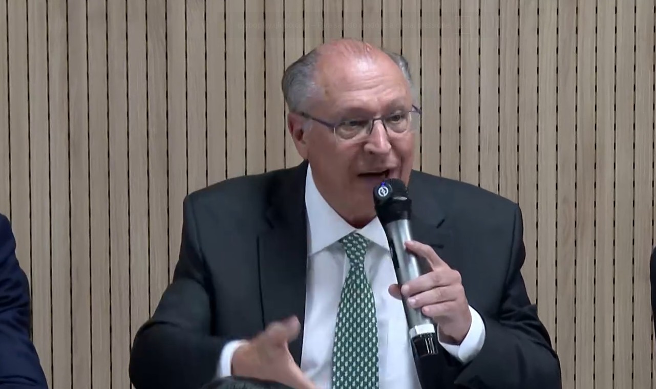 Governo brasileiro rebate tarifaço dos EUA e classifica medida como injusta e política - tarifa dos EUA sobre produtos brasileiros