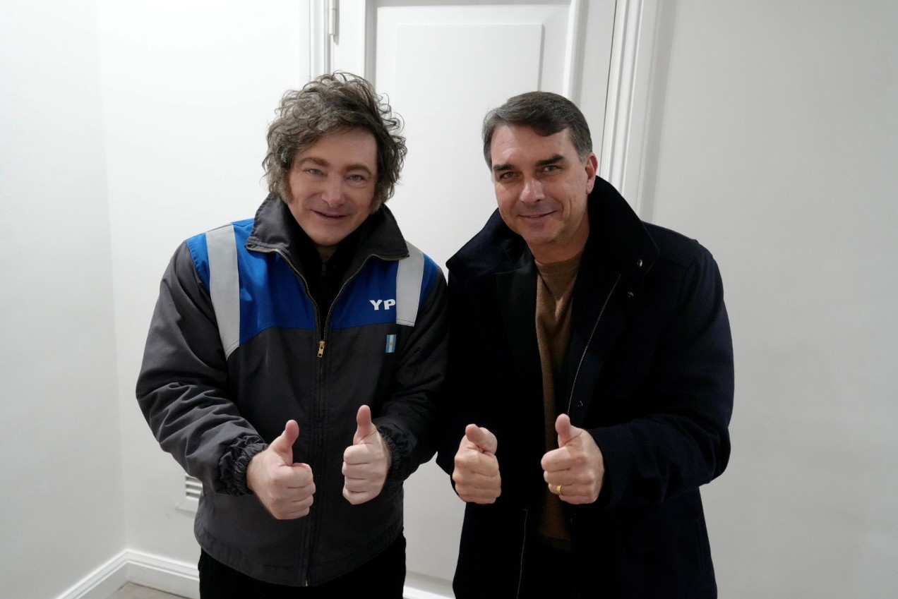 Governo Lula monitora presença de Javier Milei na convenção de Flávio Bolsonaro e prepara resposta a críticas