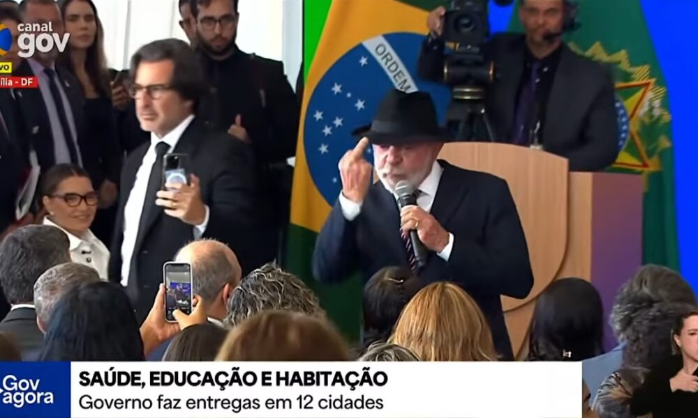 Lula faz gesto polêmico durante evento oficial e rebate comentário sobre pobres - Lula gesto polêmico