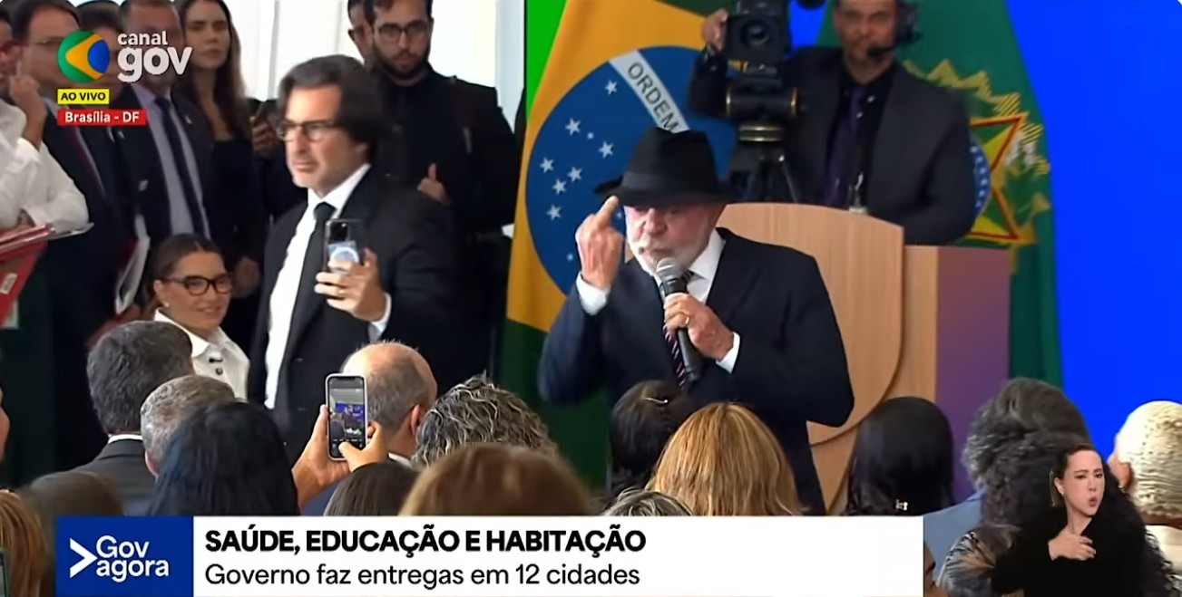 Lula faz gesto polêmico durante evento oficial e rebate comentário sobre pobres - Lula gesto polêmico