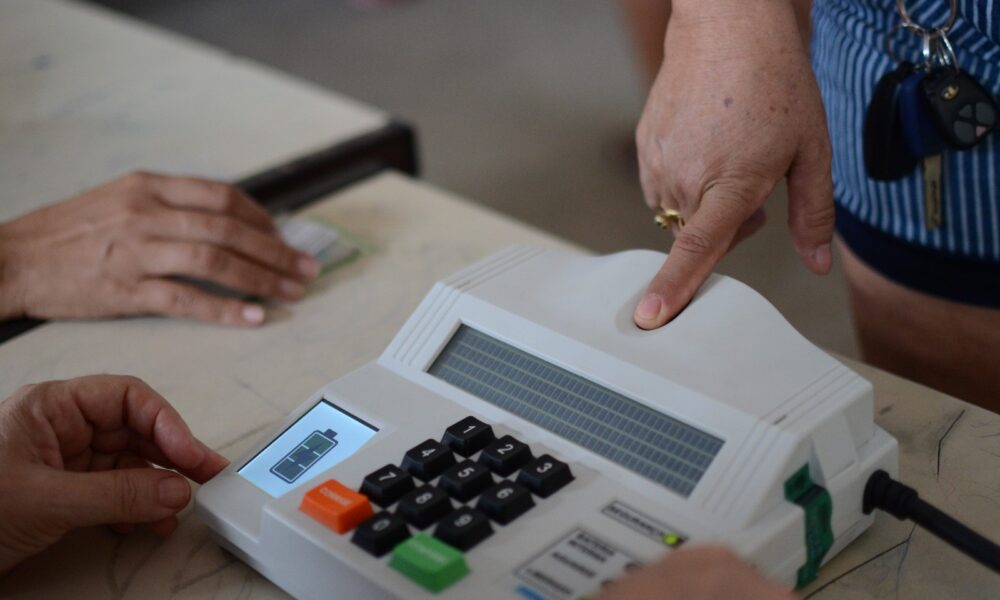 Pesquisa Datafolha revela que 44% dos brasileiros se identificam com a direita em 2026 - direita no Brasil 2026