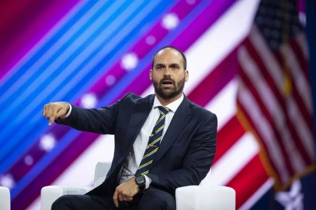 PF recomenda demissão de Eduardo Bolsonaro por abandono de cargo; decisão cabe ao Ministério da Justiça