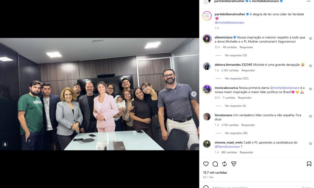 PL Mulher homenageia Michelle Bolsonaro com imagem de papelão após sua saída da presidência - PL Mulher homenagem Michelle Bolsonaro