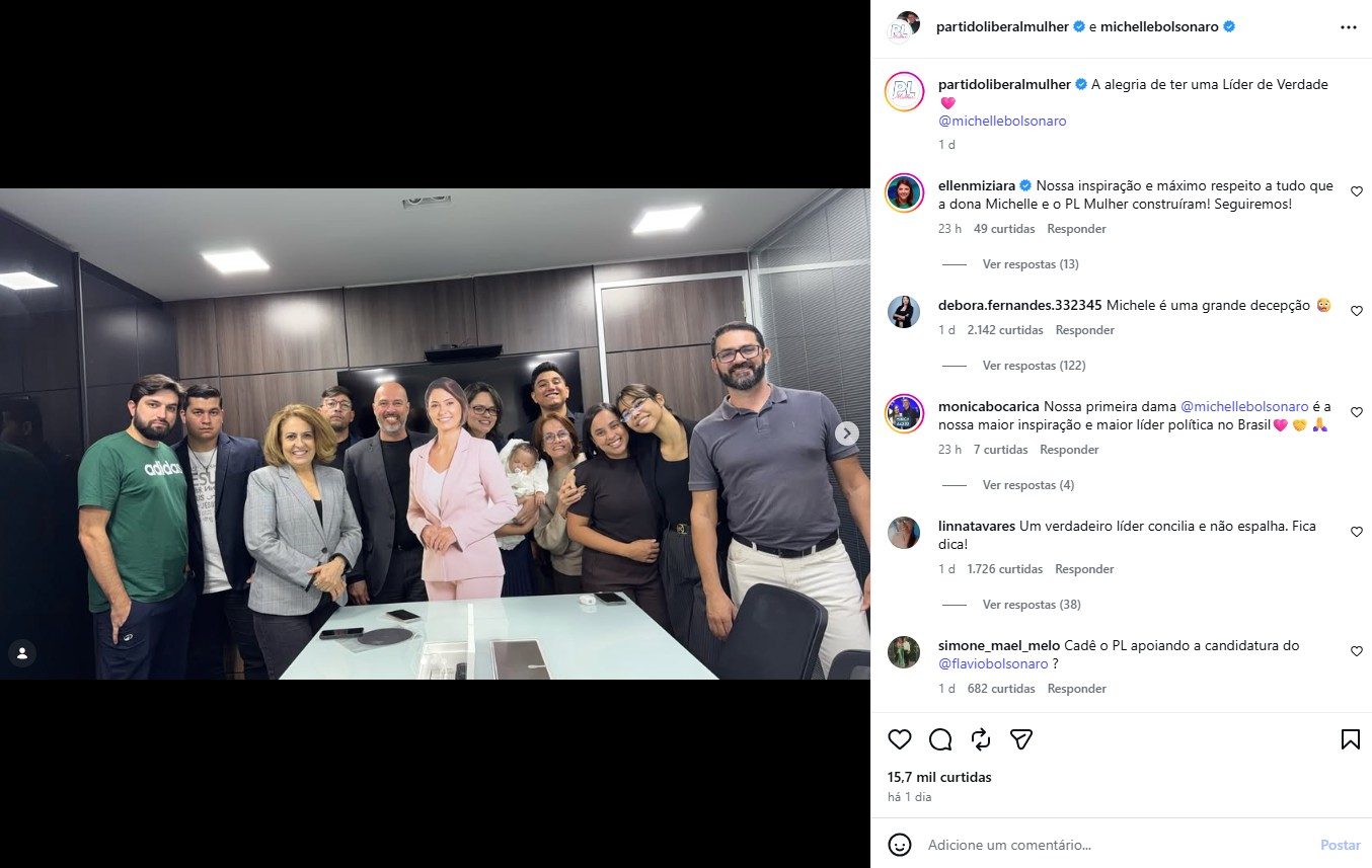 PL Mulher homenageia Michelle Bolsonaro com imagem de papelão após sua saída da presidência - PL Mulher homenagem Michelle Bolsonaro