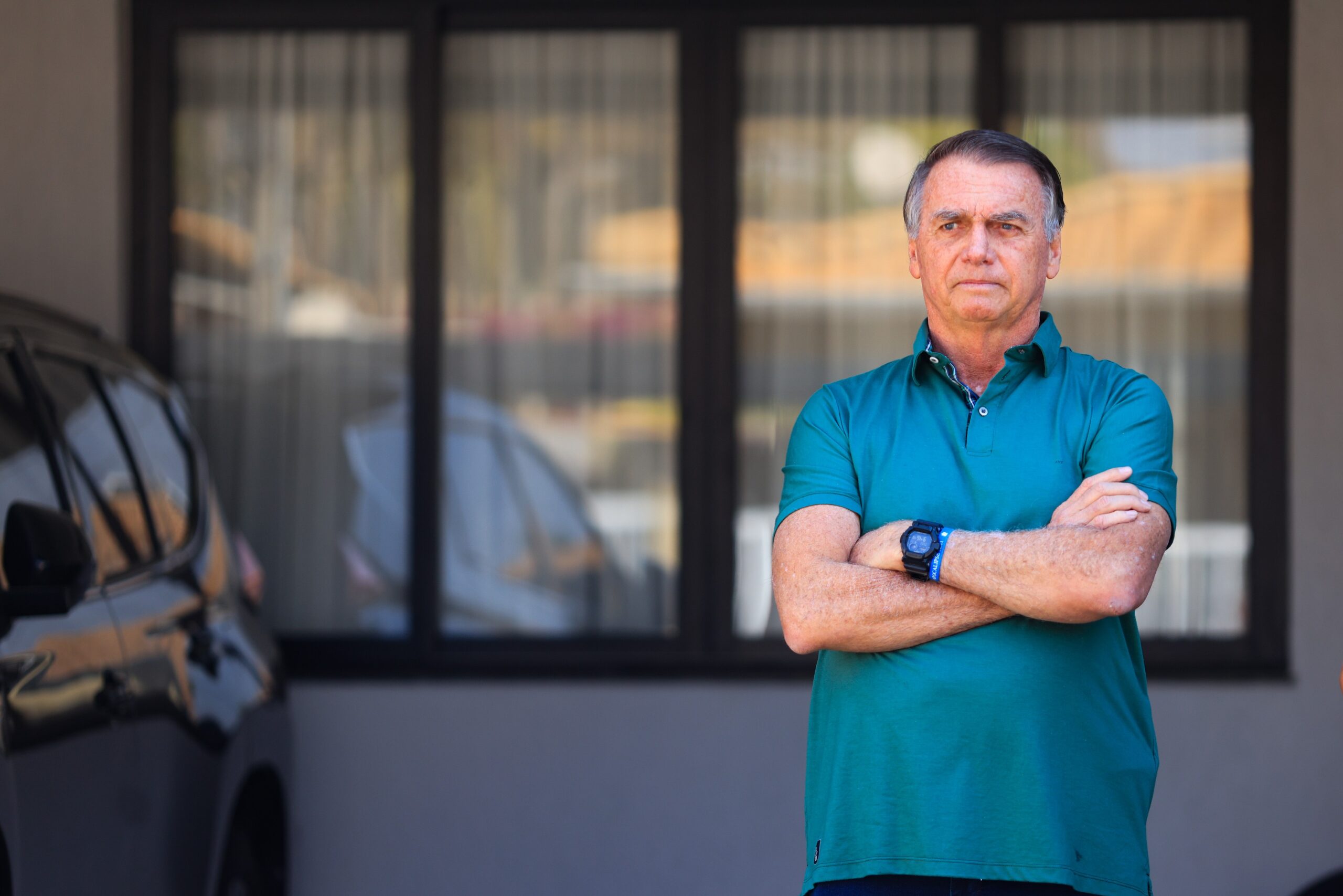 STF mantém prisão domiciliar de Bolsonaro e determina entrega de arsenal em 48 horas