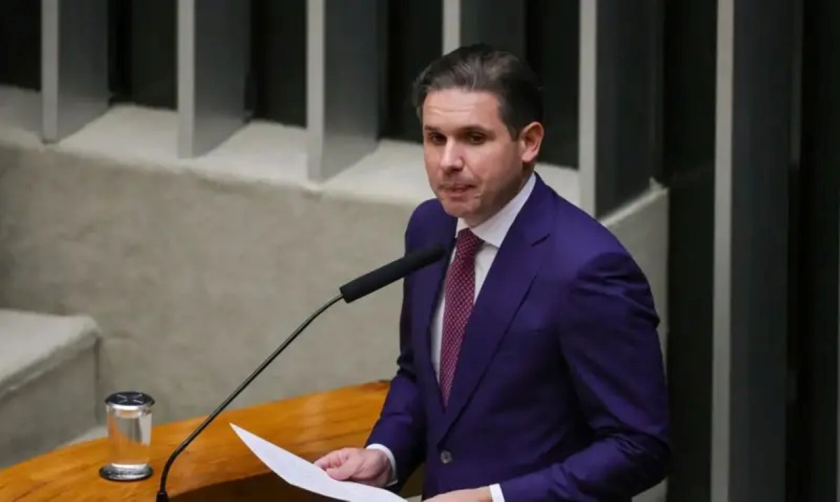 Fim da escala 6x1: CNI entrega manifesto a Hugo Motta contra mudanças na jornada de trabalho