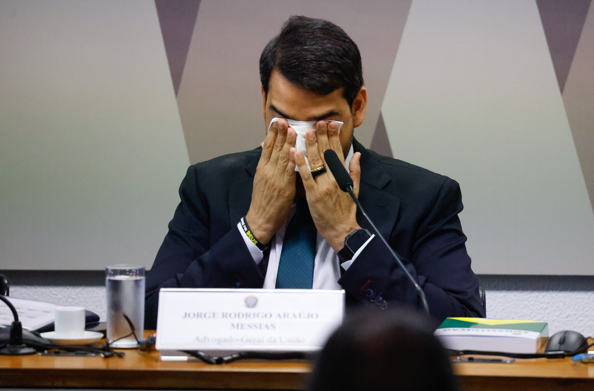 Jorge Messias se emociona durante sabatina no Senado para vaga no STF - Jorge Messias sabatina STF