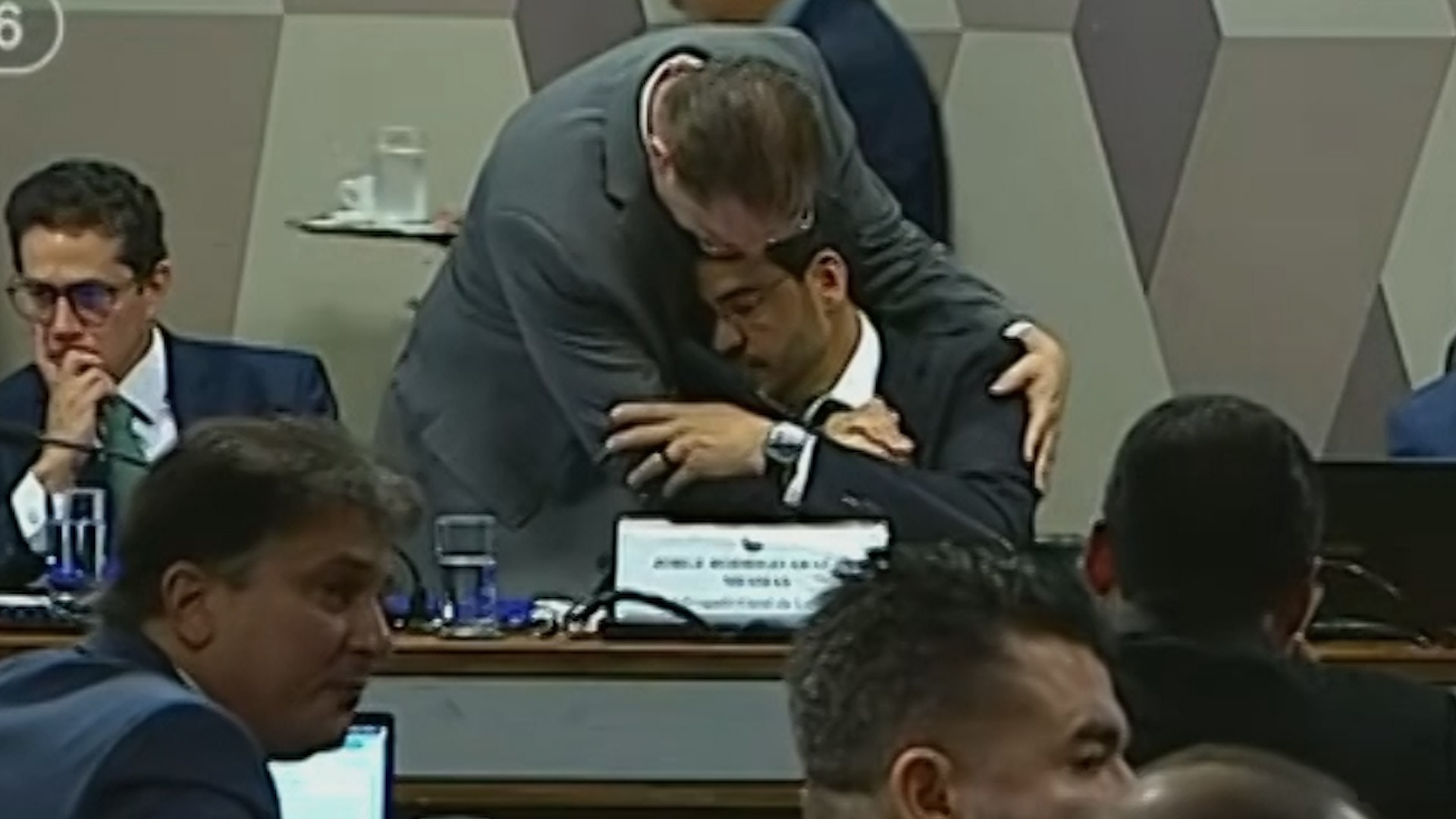 Líder do PL explica abraço a Jorge Messias em sabatina e reafirma voto contra indicação ao STF - indicação Jorge Messias STF