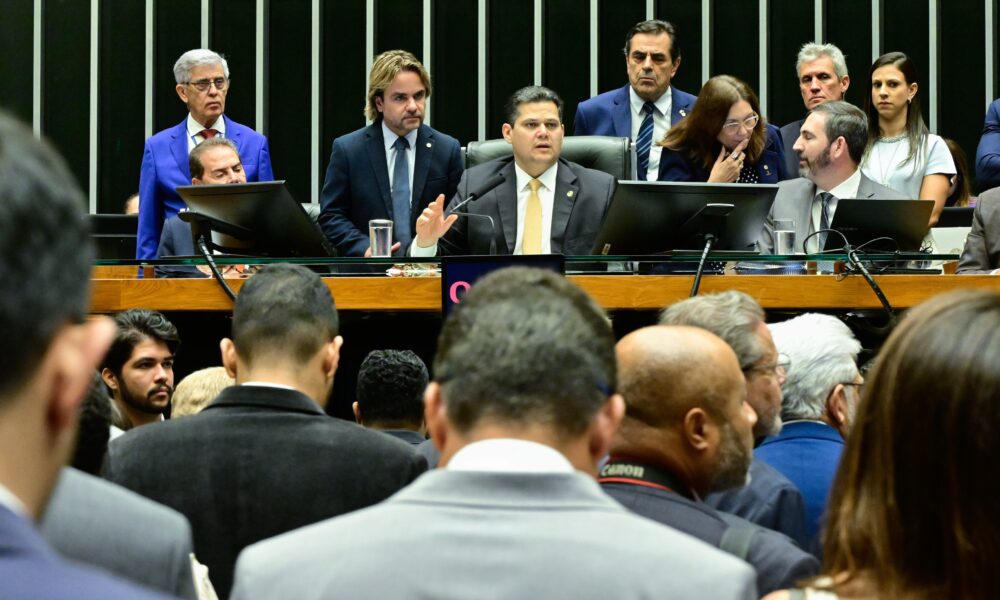 Assessor é exonerado após invadir programa ao vivo e pedir reeleição de Lula - exoneração de assessor após invasão ao vivo