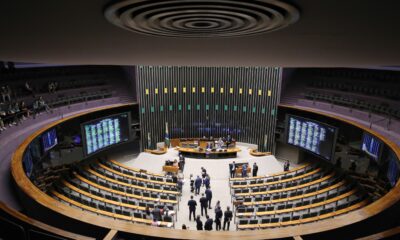Câmara aprova projeto que enfraquece fiscalização de contas partidárias e libera disparos em massa nas eleições - julgamento de contas partidárias