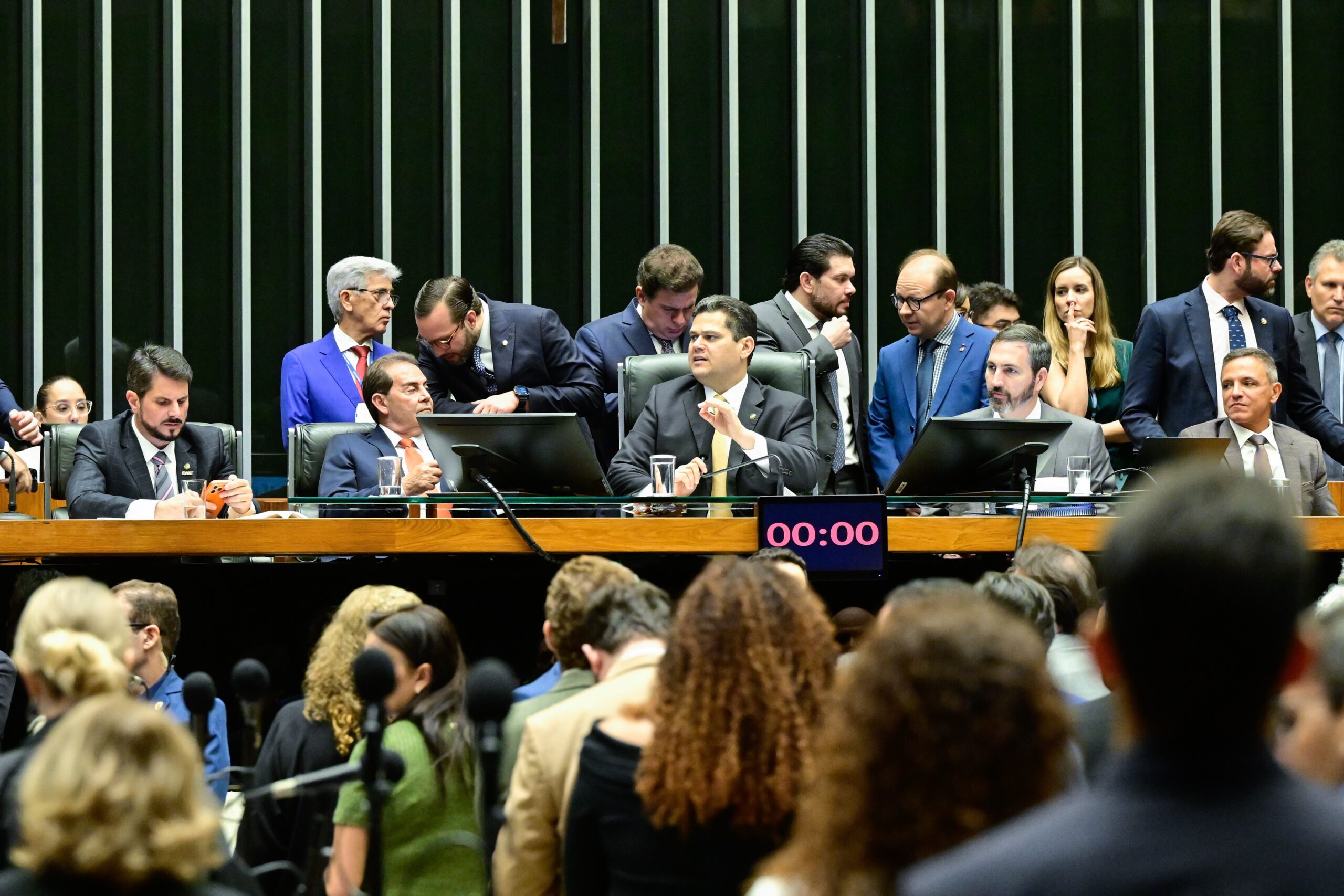 Congresso derruba veto de Lula e debate sobre redução de penas por atos golpistas deve retornar ao STF