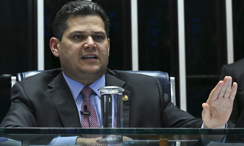 Davi Alcolumbre promulga Lei da Dosimetria após derrubada do veto de Lula