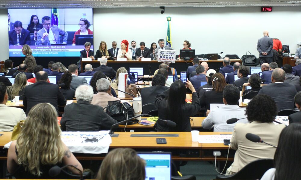 Fim da escala 6x1: PEC prevê redução da jornada para 40 horas e gera debate na Câmara