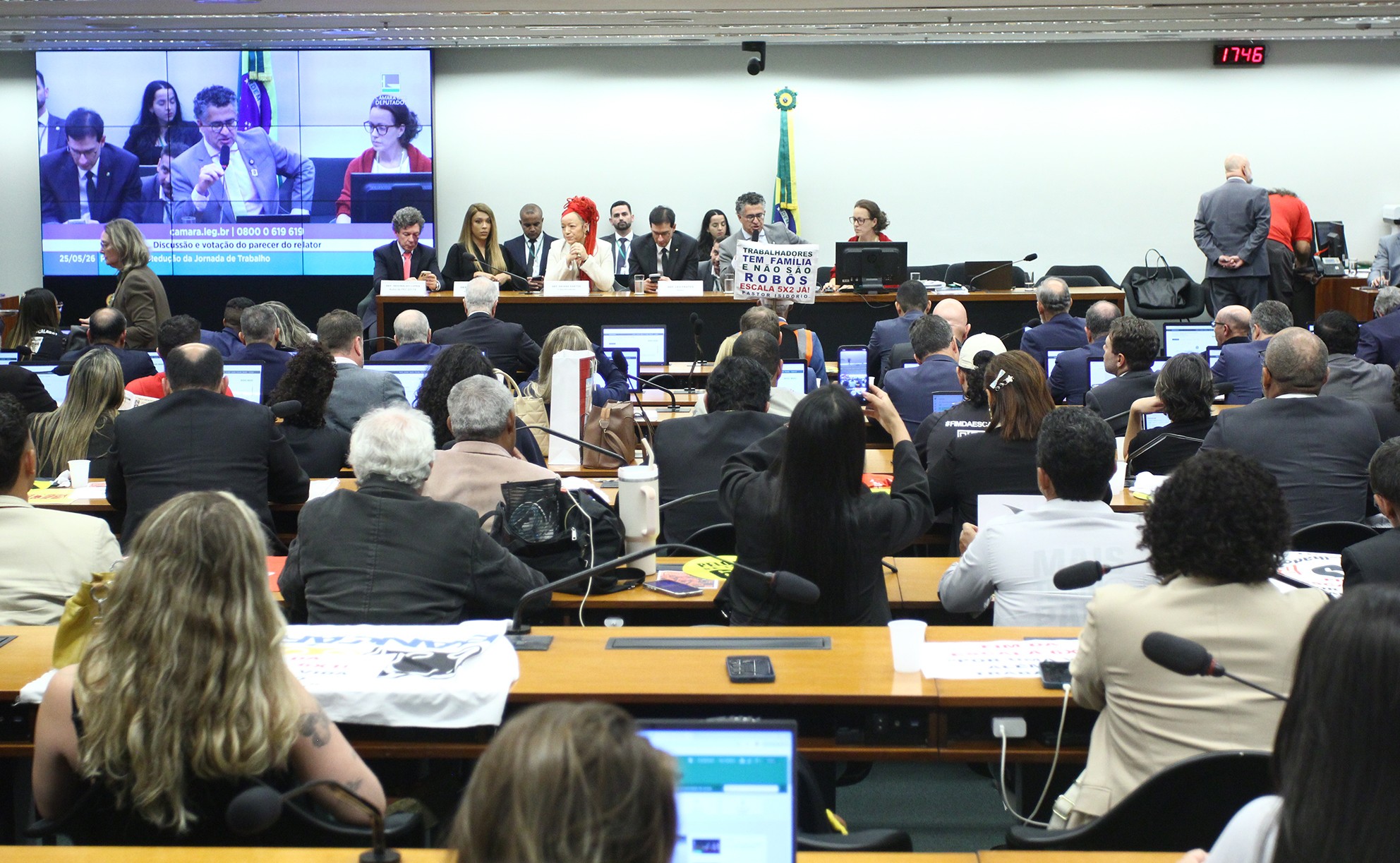 Fim da escala 6x1: PEC prevê redução da jornada para 40 horas e gera debate na Câmara