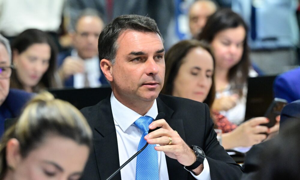 Flávio Bolsonaro defende CPMI para investigar Banco Master e afirma não ter nada a esconder - Flávio Bolsonaro CPMI Banco Master