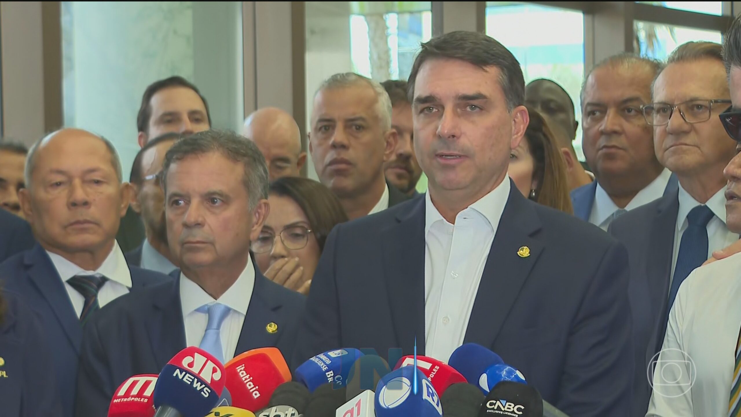 Flávio Bolsonaro enfrenta crise política e pode se tornar candidato inviável, dizem aliados - Flávio Bolsonaro candidato inviável