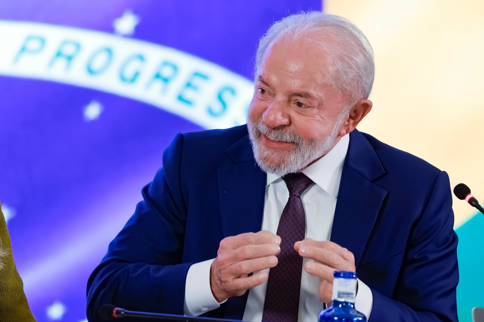 Pesquisa interna revela rejeição de 70% à 'taxa das blusinhas' e leva Lula a revogá-la
