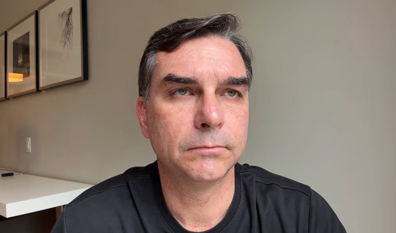 Flávio Bolsonaro emite notas fiscais para empresa ligada a investigado no caso Banco Master - Flávio Bolsonaro notas fiscais Banco Master